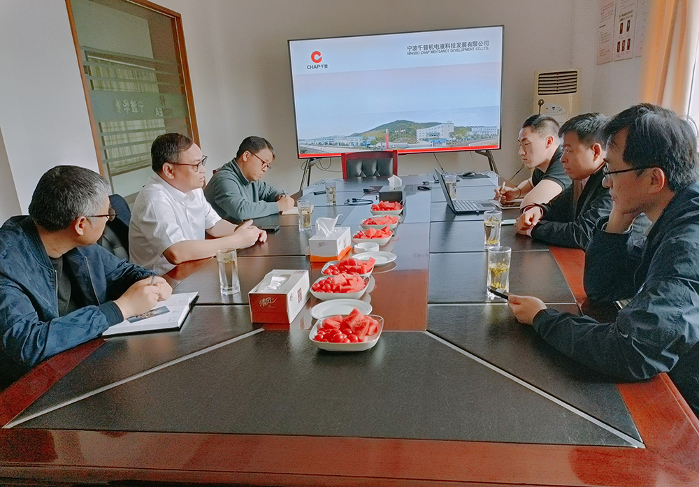 ȫ�����ܻ�е��׼������ίԱ�����鳤һ�з���ͷ����ҹ�����¼��ڻ�е